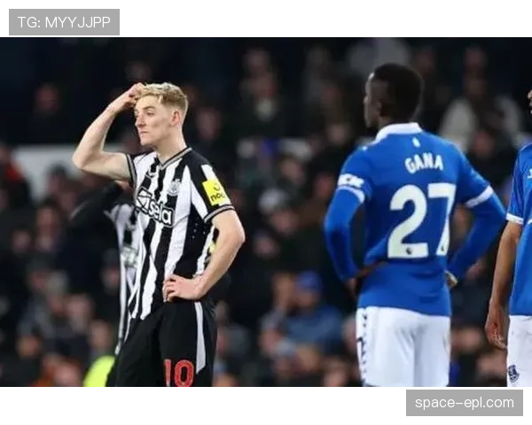 比赛瞬间：埃弗顿球员戈登在一次长途回追后出现抽筋，比赛短暂中断