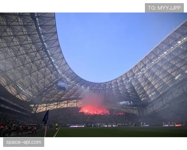 文化视角:马赛市政厅举办足球历史展,追溯港口城市足球渊源。 文化视角:马赛市政厅举办足球历史展,追溯港口城市足球渊源。